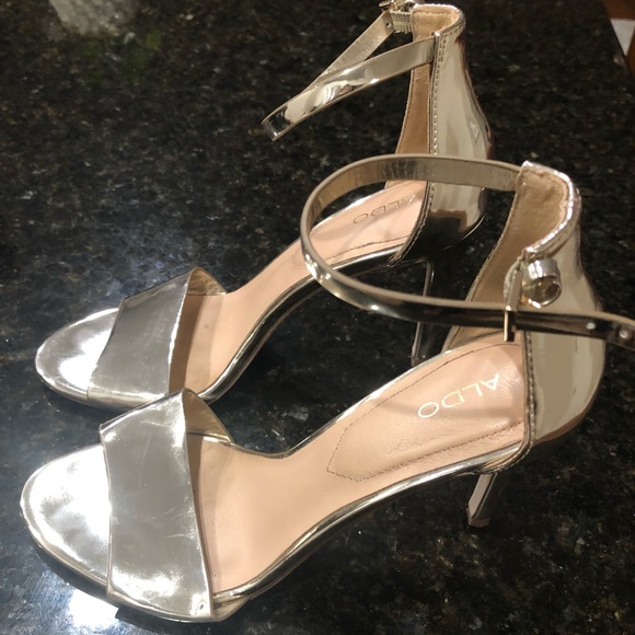 Gold heels - Picture 2 of 3